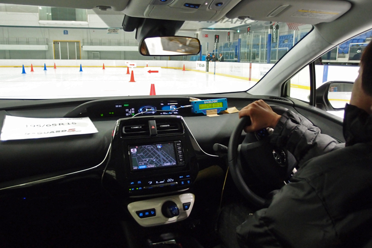 スケートリンクでの氷上テストに臨む筆者。新製品では、加速性能や制動距離といった数値上の差異のほかに、「より安心して乗れる」という心理的メリットを実感することができた。