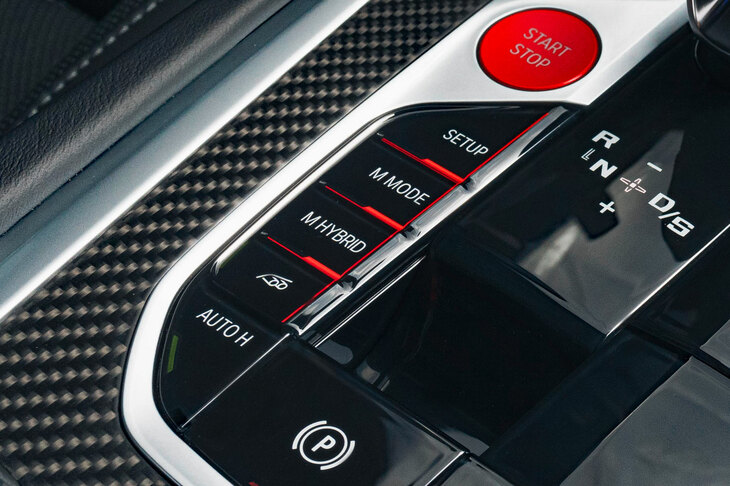 ドライブモードと「Mハイブリッドモード」の操作は、センターコンソールのスイッチで行う。「XM」はMモデルなので、ステアリングホイールにはドライバーが任意で設定したドライブモードを瞬時に呼び出せる、「M1／M2ボタン」も装備されている。