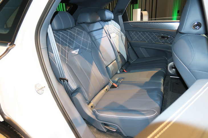 ベントレー・ベンテイガ ハイブリッド（リアシート）