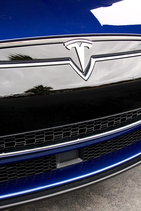 フロントの下部にはミリ波レーダーが装備されている。