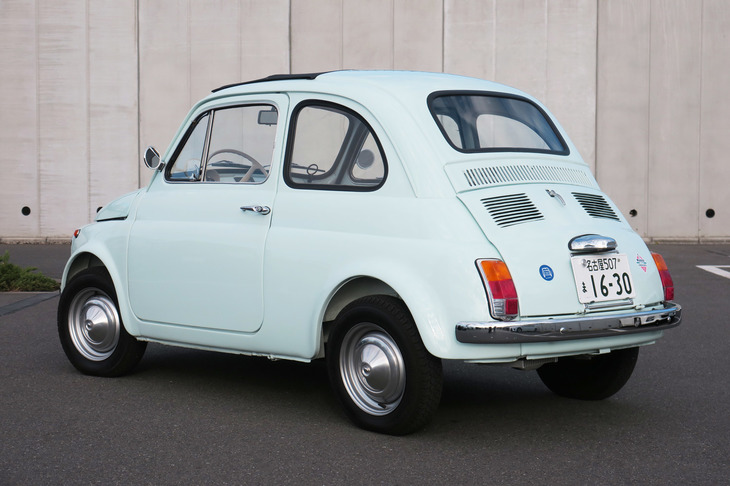 外観については、基本的にオリジナルを踏襲。全長3mを切るコンパクトなボディーと、コロンとしたスタイリングは、現代のクルマでは望んでも得られない魅力だ。