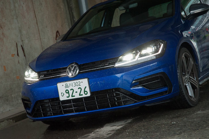 従来型よりもアグレッシブなデザインとされたフロントマスク。グリルの形状は従来のルーバー式から、格子状へと変更された。