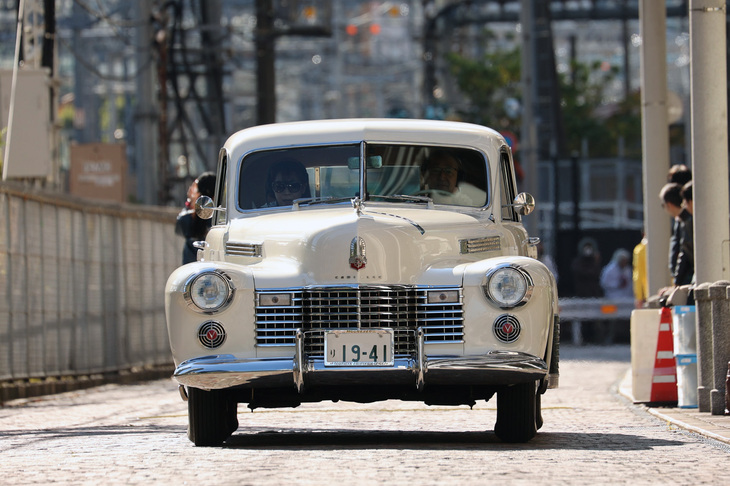 1941年「キャデラック・フリートウッド60スペシャル」。小山のような巨体に5.7リッターV8フラットヘッド（サイドバルブ）ユニットを積む。