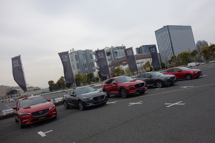 マツダが先進安全技術「i-ACTIVSENSE」を標準装備化すると発表した新世代商品群の5車種。「ロードスター」は車高が低く、カメラやセンサーの取り付けられる高さに制限があるため、標準装備化はまだ準備中とのことだ。