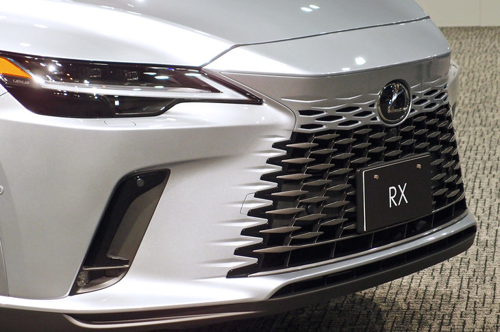 複雑なグリルまわりの意匠。縁（ふち）まわりの処理などにデザイナーの苦労がしのばれる。