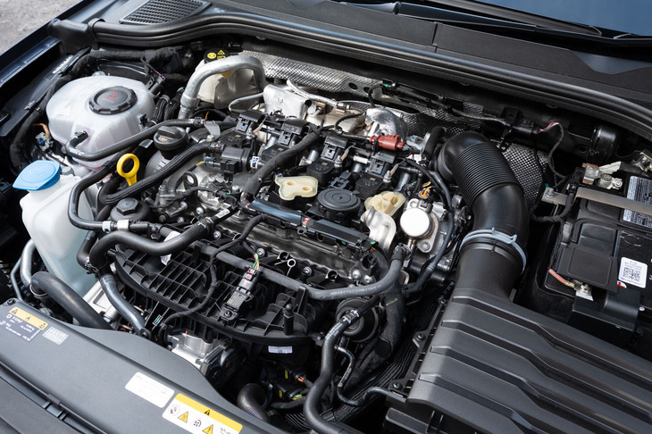 エンジンには先代同様「EA888」型2リッター直4ターボエンジンを採用。最高出力は320PS、最大トルクは420N・mと、先代よりそれぞれ10PS、20N・mアップしている。