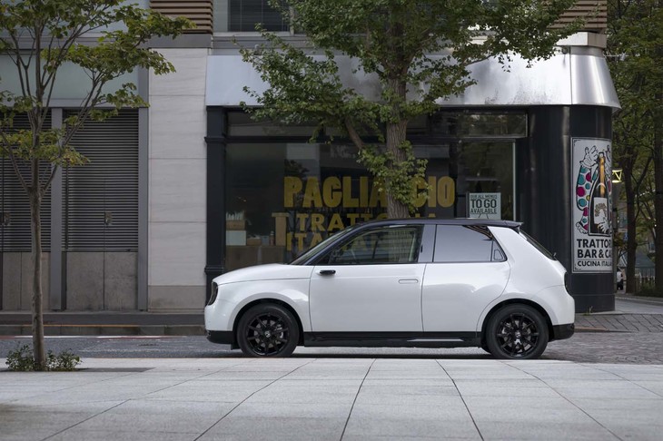 今回は「ホンダe」のベースモデルに試乗した。車両本体価格は451万円。