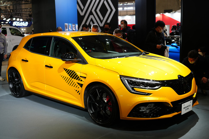 東京オートサロン2023のルノーブースより。「メガーヌR.S.ウルティム」は、このイベントで世界初公開された。