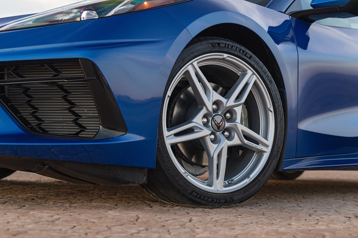 今回の試乗では、標準仕様と「Z51パッケージ」装着車の両方を試すことができた。写真は標準仕様に装着される「ミシュラン・パイロットスポーツALS」。アメリカでは、スポーツカーにも普通にオールシーズンタイヤが用意されるのだ。