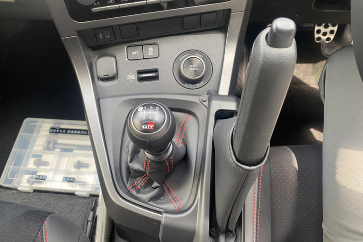 これまで競技ベース車両的位置づけだった「RC」のみにオプション設定されていたサイドブレーキは、現在「GRヤリス」の全グレードで選択できるようになった。