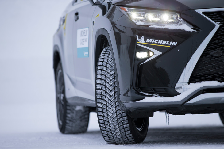 「レクサスRX」に装着された「ミシュランX-ICE SNOW SUV」。