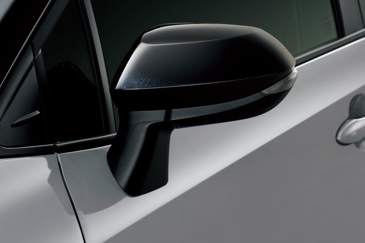 「カローラ アクティブスポーツ」のカラードサイドミラー。
