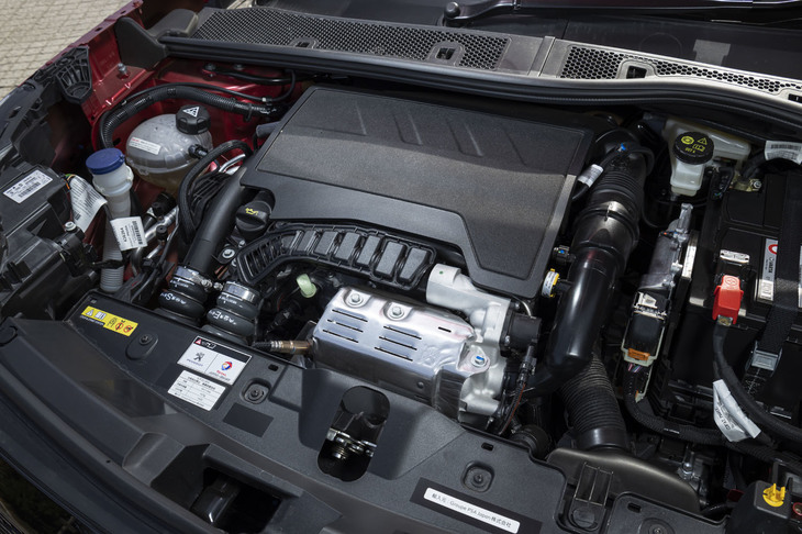 「2008」には最高出力130PS、最大トルク205N・mの1.2リッター直3ターボエンジンが搭載される。トランスミッションは8段ATを組み合わせている。