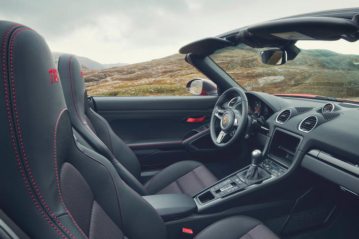 ヘッドレストに車名ロゴが刺しゅうされた2Way電動調整機能付きスポーツシートやグロスブラック仕上げのインストゥルメントパネルを採用。