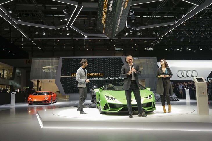 「ランボルギーニ・ウラカンEVOスパイダー」のアンヴェール。