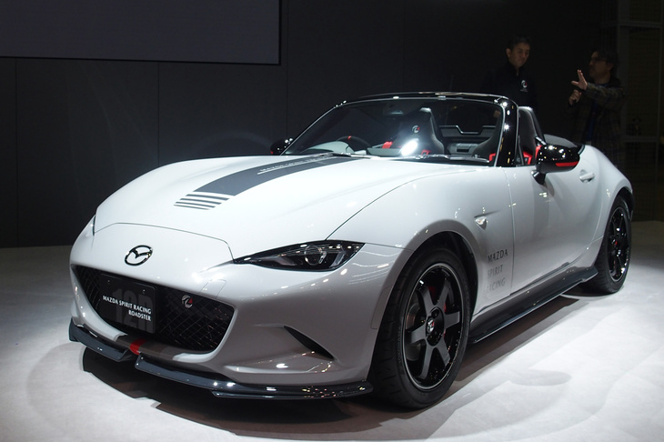 メーカーの出展といえば、「東京オートサロン」は新車発表の場としても活用されるようになって久しい。特に今回一番の目玉となったモデルといえば、「マツダ スピリット レーシング・ロードスター12R」で異論はないだろう。2リッターエンジンを搭載した「マツダ・ロードスター」の限定モデルだ。