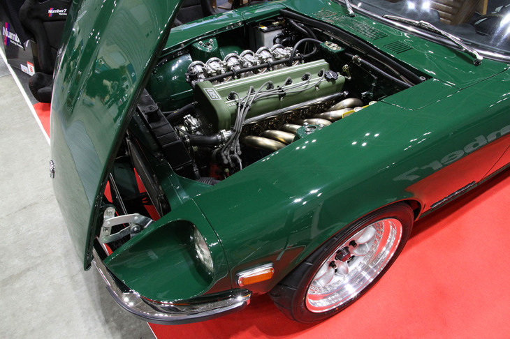 Number7 Racing Productsの初代「日産フェアレディZ」（S30）は、L6用ブロックにDOHC 24バルブのヘッドを載せたOS技研のTC24を搭載。ボディーカラーに合わせたカムカバーがシックな印象。