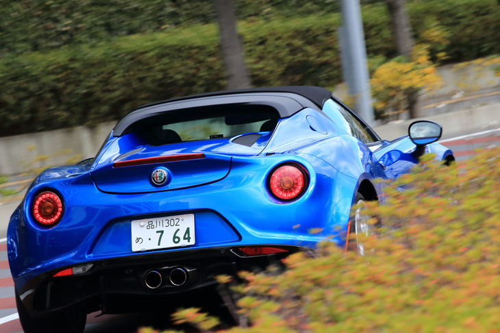 「4Cスパイダー」の車両重量は1060kg。クーペからの重量増は10kgに抑えられている。