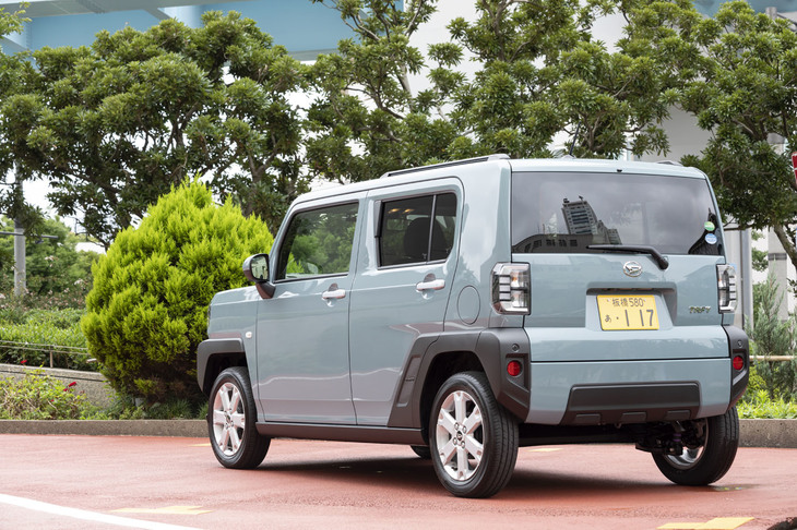 直線を組み合わせたような意匠が特徴のエクステリア。最低地上高は「スズキ・ハスラー」より高く、登録車の小型SUVに匹敵する190mmとなっている。