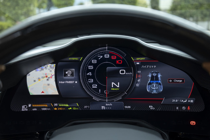 デジタルメーター右端の「Charge」マークに注目。「SF90ストラダーレ」には「Eマネッティーノ」のモードとは別にチャージモードが備わっており、走行中にエンジンでバッテリーを充電することができる。