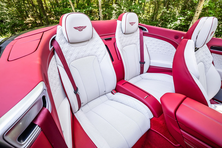 リアシートは2人掛け。左右の座面間に配置されたスライドカバーを開けると、ドリンクホルダーやUSB／12Vソケットが顔をのぞかせる。「ダイヤモンドインダイヤモンド」のシート表皮は「マリナードライビングスペック」に含まれるオプションアイテム。