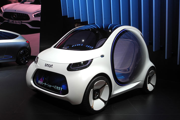 「スマート・ヴィジョンEQフォーツー」は自律運転が可能なコネクテッドEV。