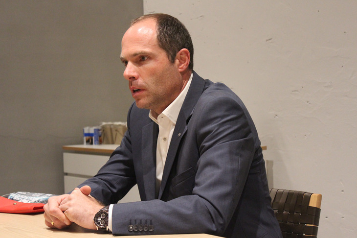 次世代のデザインテーマに、シンプルさを選んだ経緯を語るレズニック氏。