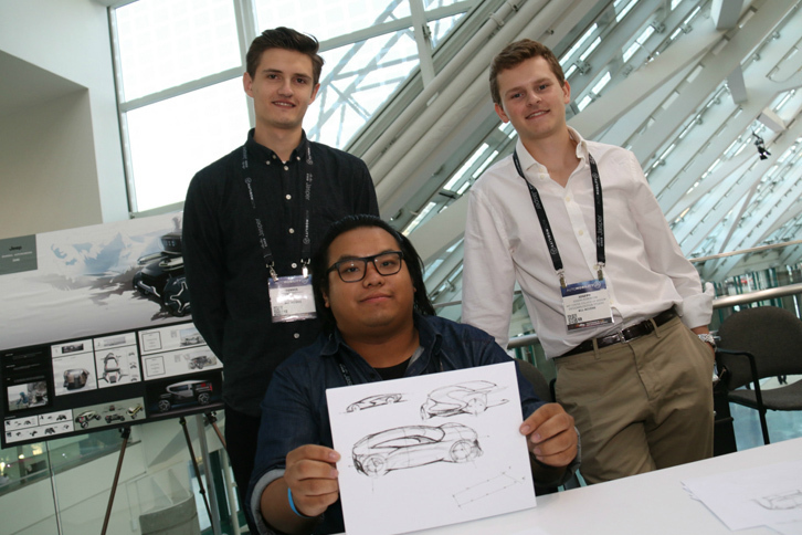 アートセンター・カレッジ・オブ・デザインのスタンドで。前列でイラストを手にするのが、マカオからやってきた「キットカット」君。未来のデザイン担当副社長か。