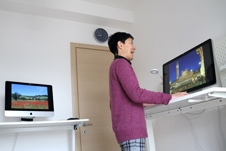 筆者とわが細君の仕事場。スタンディングデスク導入以前に使っていた椅子は、引っ越しの際リサイクルショップに売ってしまった。