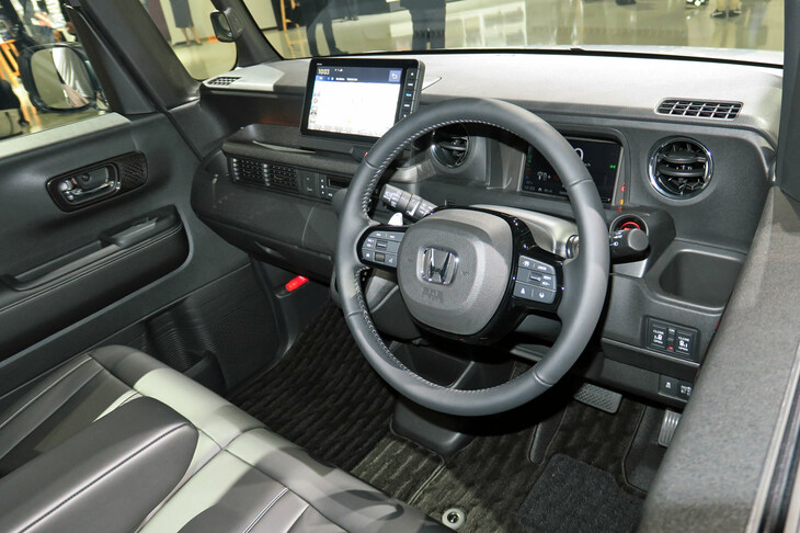 黒を基調としたインテリア。ステアリングホイールは革巻きだ。