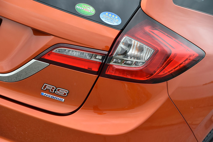 リアコンビランプも、ダーク調の「RS」専用品が与えられる。