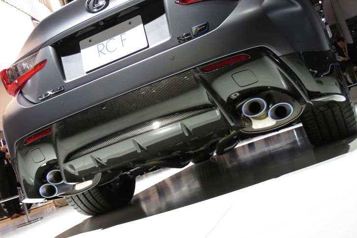 “F”シリーズの誕生10周年を祝う「レクサスRC F」の特別仕様車（リアビュー）。