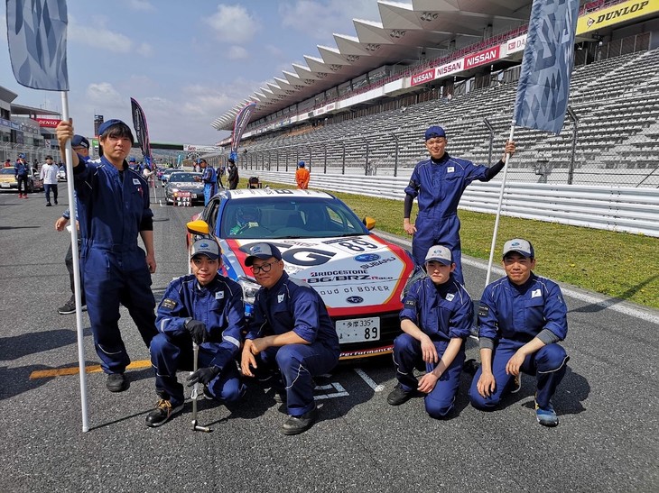 クラブマンシリーズ エキスパートクラスの第1レースが始まります。スタート前のグリッドでディーラーメカニックさんたちと撮影。この後たくさんの方がグリッドまで応援に来てくださって、緊張がほぐれるとともに、さらに気合が入りました！