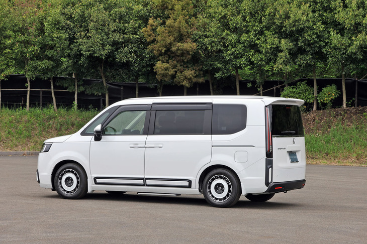 新型「ホンダ・ステップワゴン」のホンダアクセス用品装着車。