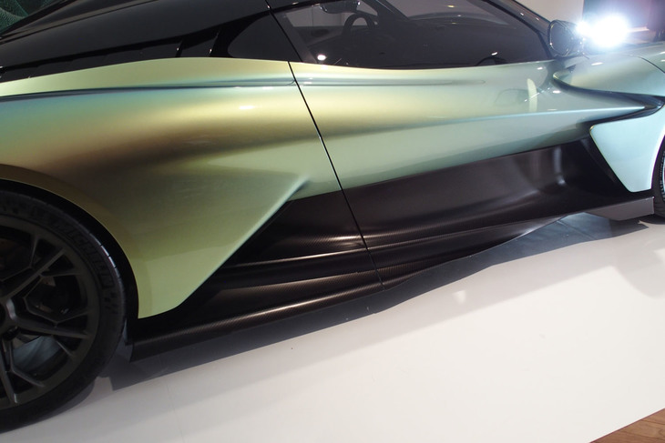 アストンマーティン・ヴァルハラ（サイドビュー）