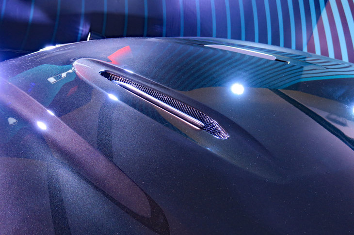 アストンマーティンDBX（ボンネット）