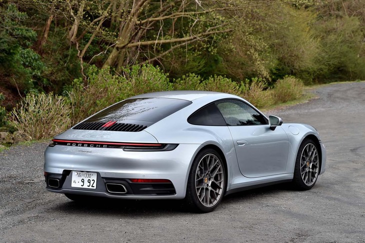 
	

	【ポルシェ911カレラのスペック】
	ボディーサイズ：全長×全幅×全高＝4519×1852×1300mm／ホイールベース：2450mm／車重：1515kg（DIN）／駆動方式：RR／エンジン：3リッター水平対向6 DOHC 24バルブ ターボ／トランスミッション：8段AT／最高出力：385PS（283kW）/6500rpm／最大トルク：450N・m（45.9kgf・m）/1950-5000rpm／タイヤ：（前）245/35ZR20 95Y／（後）305/30ZR21 104Y（グッドイヤー・イーグルF1アシンメトリック3）／燃費：9.0リッター/100km（約11.1km/リッター、欧州複合サイクル）／価格：1359万7222円
	
	【取材時の燃費データ】
	テスト距離： 244.9km（市街地1：高速道路7：山岳路2）／使用燃料：35.2リッター（ハイオクガソリン）／参考燃費：7.0km/リッター（満タン法）／7.6km/リッター（車載燃費計計測値）
	