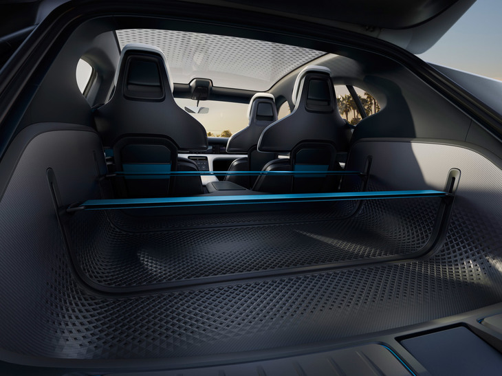 ポルシェ・ミッションEクロスツーリスモ（インテリア）