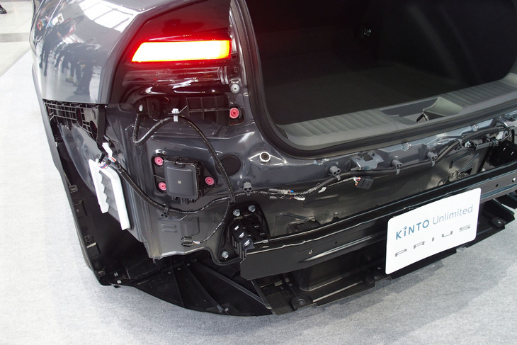 「トヨタ・プリウスU」のリアバンパー内部。