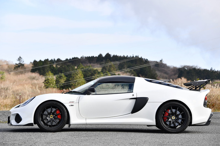 【ロータス・エキシージ スポーツ410】
	ボディーサイズ：全長×全幅×全高＝4080×1800×1130mm／ホイールベース：2370mm／車重：1110kg／駆動方式：MR／エンジン：3.5リッターV6 DOHC 24バルブ スーパーチャージャー付き／トランスミッション：6段MT／最高出力：416PS（306kW）/7000rpm／最大トルク：410N・m（41.8kgm）/2500-7000rpm／タイヤ：（前）215/45ZR17 91Y XL／（後）285/30ZR18 97Y XL（ミシュラン・パイロットスポーツ カップ2）／燃費：--km/リッター／価格：1358万5000円
	
	【取材時の燃費データ】
	テスト距離：232.4km（市街地1：高速道路7：山岳路2）／使用燃料：29.6リッター（ハイオクガソリン）／参考燃費：7.9km/リッター（満タン法）