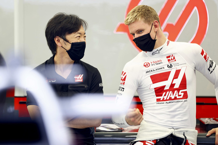 ハースのチーフエンジニア、小松礼雄（写真左）と談笑するのは、7冠王者ミハエルを父に持つミック・シューマッハー（同右）。ハースは2021年のドライバーに、ミックとニキータ・マゼピンという新人2人を起用することを正式に発表した。フェラーリ育成ドライバーでもあるミックは、バーレーンでのF2レースでチャンピオンとなってF1に打って出る。（Photo=Haas）