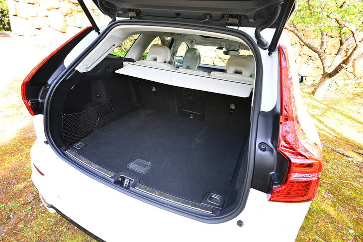 ボルボXC60リチャージ アルティメットT6 AWDプラグインハイブリッド（ラゲッジルーム）