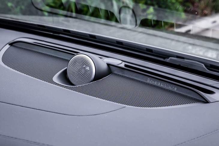 英国の老舗音響ブランドBowers & Wilkinsの「プレミアムサウンドオーディオシステム」は34万円のオプションアイテム。サブウーハー付きの15スピーカーで構成され、トータル出力1100Wを誇る。