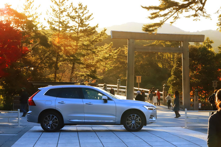 早朝、伊勢神宮の宇治橋鳥居前でのワンシーン。「XC60」の筋肉質なプロポーションやサイドのキャラクターラインが目を引く。
