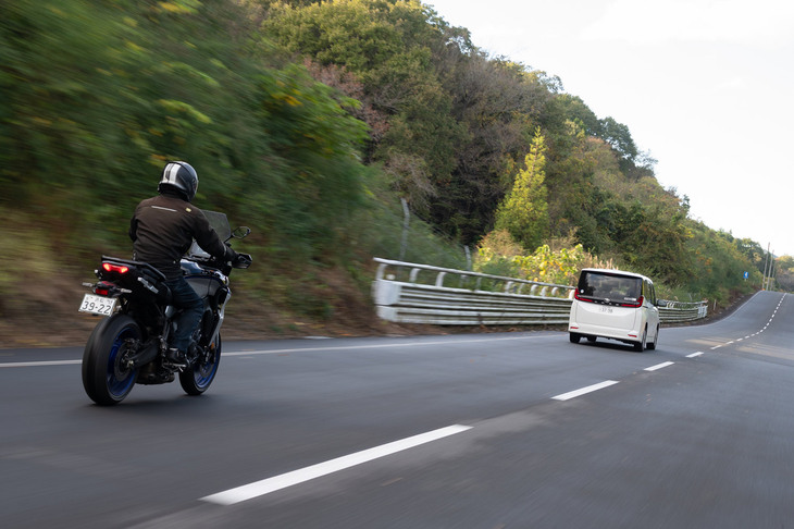 ACCは、ギアが1・2速の場合は30km/h以上、3・4速の場合は40km/h以上、5・6速の場合は50km/h以上の車速で設定が可能。減速時に、車速がこれらの速度より5km/h以上低下すると、システムは自動で解除される。