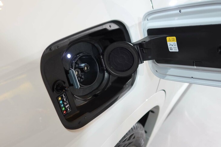 BMW iX1 xDrive30 Mスポーツ（給電口）