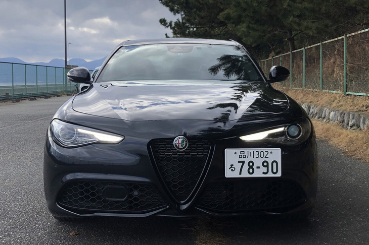 実は「ジュリア」に乗るのも4年ぶりくらい。今回はリミテッドスリップデフと19インチホイールが標準で装備される「2.0ターボ ヴェローチェ」のステアリングを握った。車両本体価格は646万円。