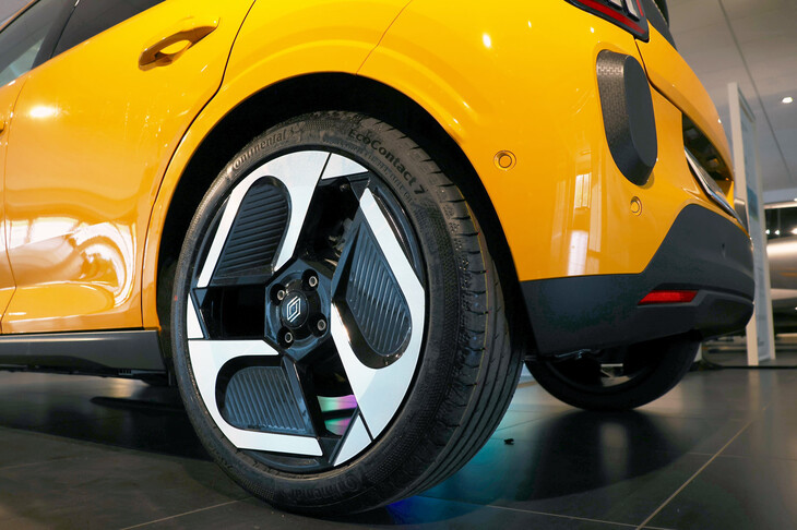 タイヤ＆ホイールのサイズは16インチ。スチールホイールが標準だが、展示車は205/45R18サイズの「コンチネンタル・エココンタクト」と18インチアルミホイール（＋500ユーロ）を履いていた。