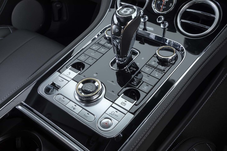 センターコンソールに並ぶスイッチの多くは、空調に関するもの。手前中央に見えるダイヤルは走行モードのセレクター。