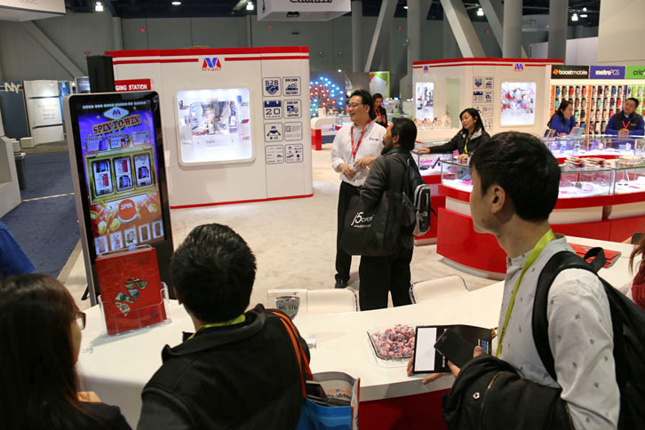 「さすがラスベガス。会場内にもスロットマシンが！」と思ったら、カリフォルニアに本社を置くValor社のゲームコーナーだった。景品は、同社が扱うスマートフォンケース。